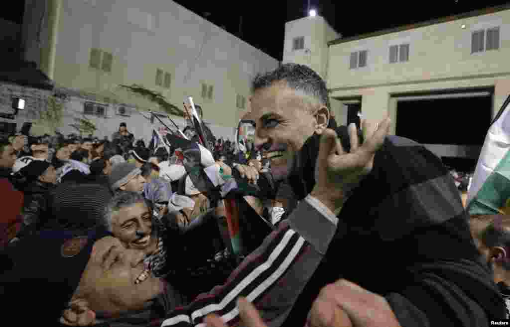 A prisoner (R) released from an Israeli prison is welcomed by relatives in Ramallah, West Bank, Dec. 31, 2013.&nbsp;