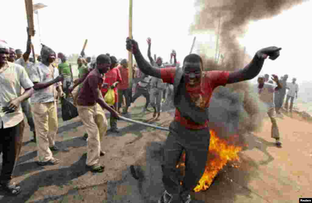 Demonstrators gather at a burning barricade during a protest against the elimination of a popular fuel subsidy that has doubled the price of petrol, at Gwagwalada on the outskirts of Nigeria's capital Abuja January 9, 2012.