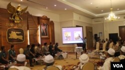 Rapat koordinasi Forpimda Jatim bersama ulama membahas ISIS di Jatim Kamis 7 Agustus 2014. (VOA/Petrus Riski)