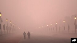 People take early morning walk amid smog in New Delhi, Dec. 26, 2018. In the Indian capital, the air quality hovered between severe and very poor this week posing a serious health hazard for millions of people.