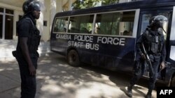 Des policiers gambiens à Banjul le 5 décembre 2016.