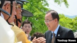 반기문 UN 사무총장이 29일 경북 안동 하회마을을 방문해 참석자들과 인사하고 있다.