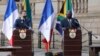 Emmanuel Macron, Presidente da França, e Cyril Ramaphosa, Presidente da África do Sul, em Pretória, 28 de Maio de 2021