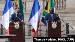 Emmanuel Macron, Presidente da França, e Cyril Ramaphosa, Presidente da África do Sul, em Pretória, 28 de Maio de 2021