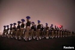 Pripadnici indijske vojske tokom parade za Dan Republike, u maglovito jutro 14. januara 2022, u Nju Delhiju.