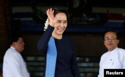 Myanmar's Foreign Minister Aung San Suu Kyi waves her hand to Norway's Foreign Minister Borge Brende (not in picture) after their meeting at Myanmar's Foreign Ministry in Naypyitaw, Myanmar, July 6, 2017.