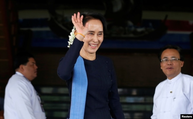 Myanmar's Foreign Minister Aung San Suu Kyi waves her hand to Norway's Foreign Minister Borge Brende (not in picture) after their meeting at Myanmar's Foreign Ministry in Naypyitaw, Myanmar, July 6, 2017.