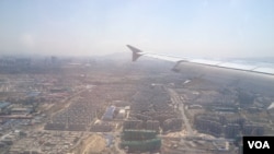 飛機降落烏魯木齊地窩堡國際機場前，鳥瞰烏市的景色，完全看不到伊斯蘭建築的特色