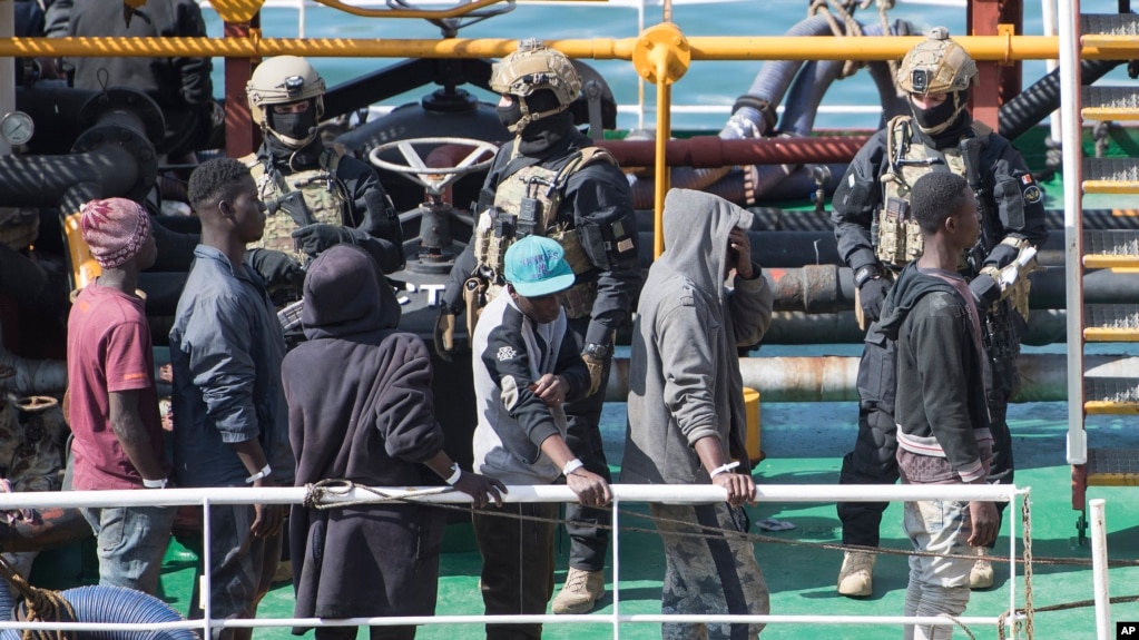 Militer Malta berjaga di atas geladak kapal tangki "El Hiblu 1" berbendera Turki di Valetta, Malta, 28 Maret 2019. Kapal tersebuh berhasil diambil alih dari pembajak di lepas pantai Libya.
