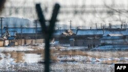 在中國丹東對面的北韓新義州，一隊北韓士兵正在巡邏。 （資料照片）