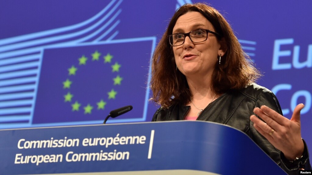 រូបឯកសារ៖ លោកស្រី Cecilia Malmstrom រដ្ឋមន្ត្រីពាណិជ្ជកម្មរបស់សហភាពអឺរ៉ុបថ្លែងក្នុងសន្និសីទកាសែតនៅទីក្រុងប្រ៊ុចសែល ប្រទេសបែលហ្សិក កាលពីថ្ងៃទី៧ ខែមីនា ឆ្នាំ២០១៨។ (រូបថត Reuters)