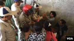 Cambodian security forces confront former of Borei Keila residents in Phnom Penh, Cambodia, Tuesday, January 3, 2017. (Kann Vicheika/VOA Khmer)