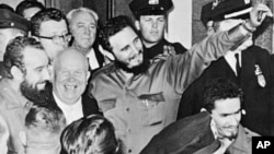 En esta foto de septiembre de 1960, el premier soviético Nikita Jruschov aparece junto a Fidel Castro, en las afueras del Hotel Theresa en Harlem, Nueva York, cuando se juntaron en Naciones Unidas.
