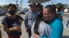 Familiares de reclusos se abrazan frente a una prisión en Guayaquil, Ecuador, el 29 de septiembre de 2021, luego de que ocurriera un motín.