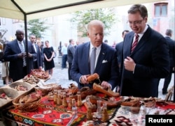 Serbia`s Prime Minister Aleksandar Vucic (R) and U.S. Vice President Joe Biden look on traditional handicraft during a sightseeing in Belgrade, Serbia, Aug. 16, 2016.