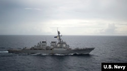 미 해군 순항미사일 구축함 디케이터함이 지난 2016년 10월 남중국해에서 항해하고 있다.