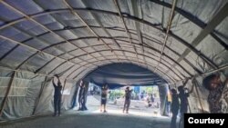 Tim TRC BPBD DIY mendirikan tenda darurat untuk mengantisipasi situasi kegawatdaruratan di RSUP dr Sardjito, Minggu (27/6). (foto dok TRC BPBD D)
