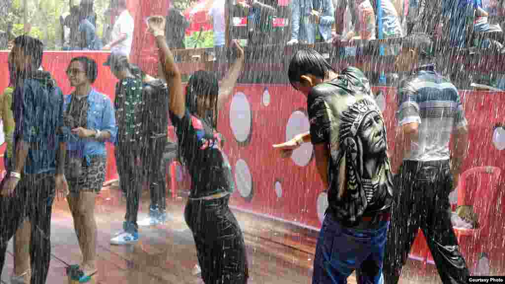 People enjoy the last day of water festival on Pyi Road in Rangoon, Burma, (VOA/MoeMoe Htun).