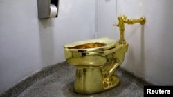 Toilet vàng ròng đầy đủ chức năng mang tên "America" được lắp trong một nhà vệ sinh ở Viện Bảo tàng Guggenheim ở thành phố New York, Mỹ, ngày 30 tháng 8, 2017. 