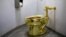 Toilet vàng ròng đầy đủ chức năng mang tên "America" được lắp trong một nhà vệ sinh ở Viện Bảo tàng Guggenheim ở thành phố New York, Mỹ, ngày 30 tháng 8, 2017. 