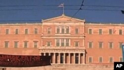 Οι αγανακτισμένοι αρνούνται να φύγουν από το Σύνταγμα