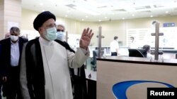資料照片：伊朗總統萊希參觀伊朗布什爾核電站。 (2021年10月8日)
