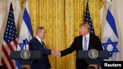 도널드 트럼프 미국 대통령(오른쪽)와 벤자민 네타냐후 이스라엘 총리가 15일 백악관에서 공동기자회견을 가진 후 악수하고 있다. 
