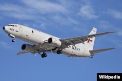 Pesawat P-8 Poseidon Angkatan Laut AS, lepas landas di Bandara Perth. Pesawat ini ikut serta dalam pencarian Malaysia Airlines Flight 370. (Foto: Wikipedia)