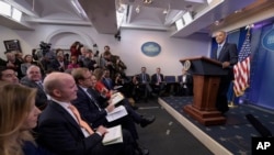 바락 오바마 미국 대통령(오른쪽)이 18일 백악관에서 마지막 기자회견을 하고 있다.