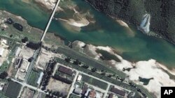 Space Imaging Asia提供的卫星照片所显示的朝鲜宁边核基地(2002年8月13日)