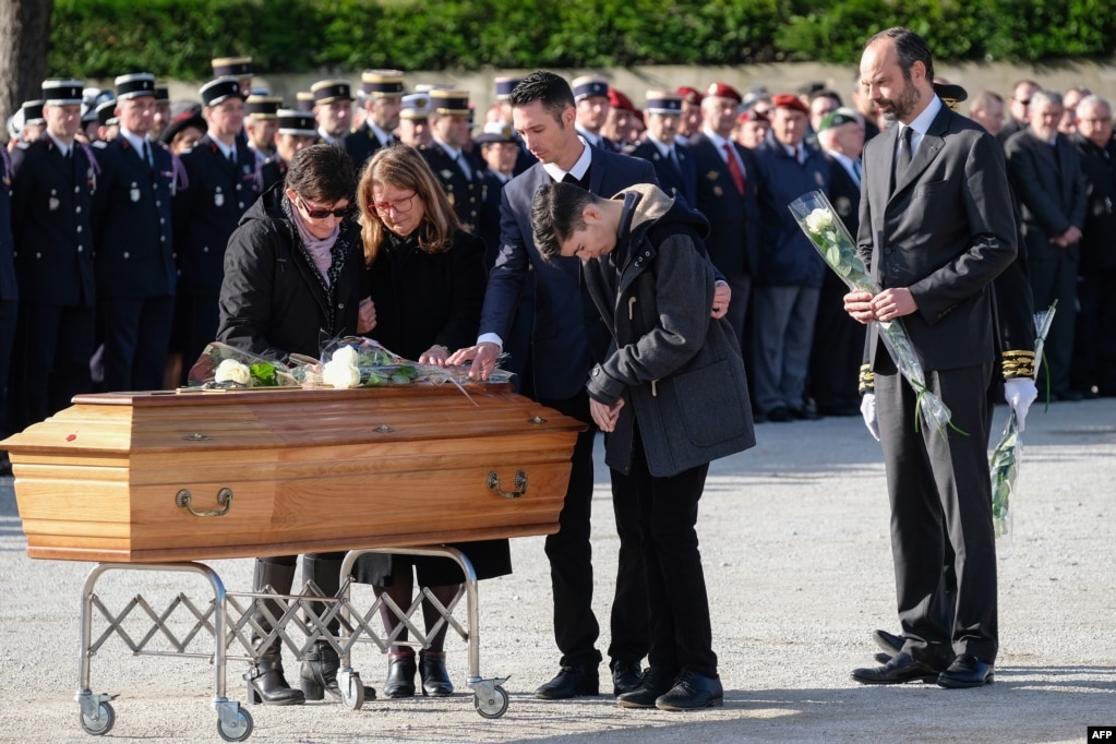 프랑스 남부 트레브의 한 슈퍼마켓 인질극으로 사망한 세 사람의 장례식이 진행된 가운데, 에드워드 피에르 총리가 하얀 장미를 들고 희생자들을 추모하고 있다.