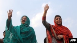 FILE - Kulsoom Nawaz (L), wife, and Maryam Nawaz (R), daughter former Pakistani prime minister Nawaz Sharif, wave to supporters at a campaign rally in Lahore, Pakistan, on May 4, 2013. Kulsoom Nawaz won her husband's parliamentary seat in a by-election Sunday.