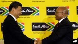 South African President Jacob Zuma (R) shakes hand with visiting Chinese President Xi Jinping after their joint media conference at Union Building Pretoria, South Africa, Dec. 2, 2015.