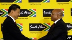 南非总统祖马（右）与到访的中国国家主席习近平在比勒陀利亚召开联合记者会后握手。（2015年12月2日）
