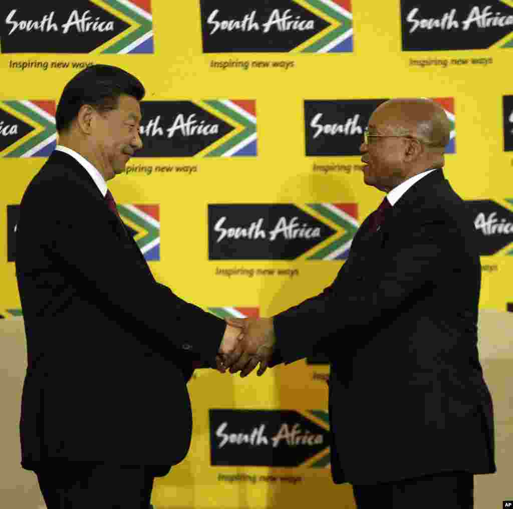Rais Jacob Zuma wa Afrika Kusini (kulia) akisalimiana na mgeni wake Rais Xi Jinping wa China baada ya kukutana na waandishi habari katika jengo la serikali ya Afrika Kusini Union Building Pretoria, Dec. 2, 2015.