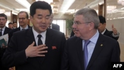 Thomas Bach, le president du CIO, parle avec Kim Il Guk, ministre du Sport à Pyongyang, le 29 mars 2018.