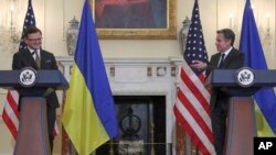 토니 블링컨(오른쪽) 미 국무장관과 드미트로 쿨레바 우크라이나 외무장관이 10일 워싱턴 D.C.에서 전략 대화 직후 기자회견하고 있다. 