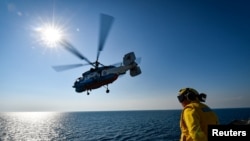 ယူကရိန်း Ka-27 အမျိုးအစား ရဟတ်ယာဉ် တစင်း ပင်လယ်နက်အတွင်းရှိ အမေရိကန် ရေတပ်သင်္ဘော မှ ပျံသန်းစဉ်။ (ဇူလိုင် ၁၁၊ ၂၀၁၈)
