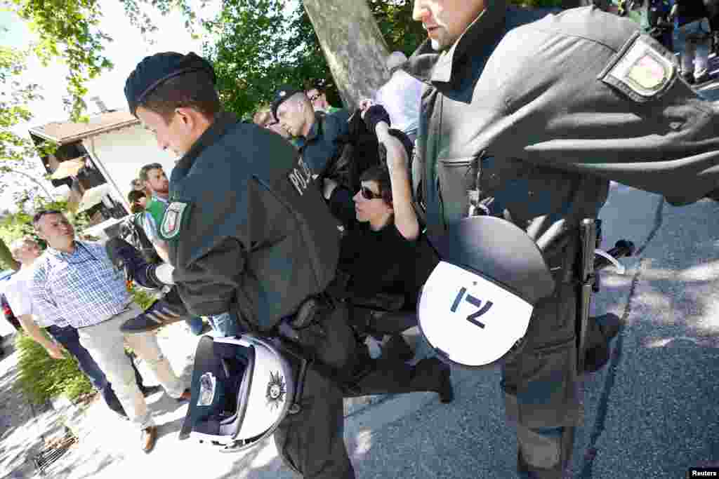 Polisi wa kupambana na ghasia wanawaondowa waandamanaji wanaoipinga mkutano wa viongozi wa G7, walokaa chini barabarani mjini Garmisch-Partenkirchen, kusini mwa Ujerumani, June 7, 2015.