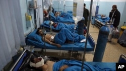 Heridos reciben tratamiento en un hospital después de un atentado suicida en Kabul, Afganistán, el 20 de noviembre de 2018.