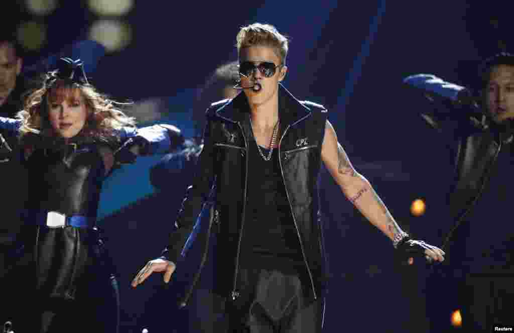El cantante canadiense Justin Bieber fue otro de los grandes ganadores. Bieber, de 19 a&ntilde;os interpret&oacute; uno de sus temas m&aacute;s exitosos en el MGM Grand Garden Arena en Las Vegas, Nevada, el domingo 19 de mayo.&nbsp; 