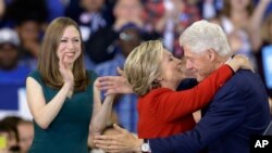 Kandida Demokrat la pou pòs prezidan Eatzini, Hillary Clinton ak mari li ansyen Prezidan Bill Clinton ak pitit fi yo, Chelsea Clinton pandan yon kanpay nan Raleigh, N.C., 8 Nov. 2016.