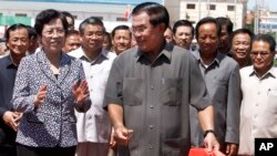 Perdana Menteri Kamboja Hun Sen (tengah) dalam sebuah acara gunting pita di Takhmao, provinsi Kandal, Kamboja, 2015. (Foto: Dok)