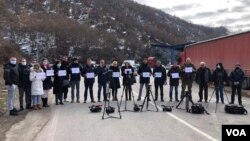 Protest srpskih novinara sa Kosova na prelazu Jarinje, 17. februar 2021. (Foto: VOA)