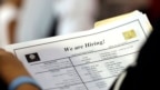 Một người thất nghiệp xem danh sách các việc làm cần nhân công tại Khách sạn Riverside ở Sunrise, Nam Florida (ảnh chụp ngày 21/6/2018)