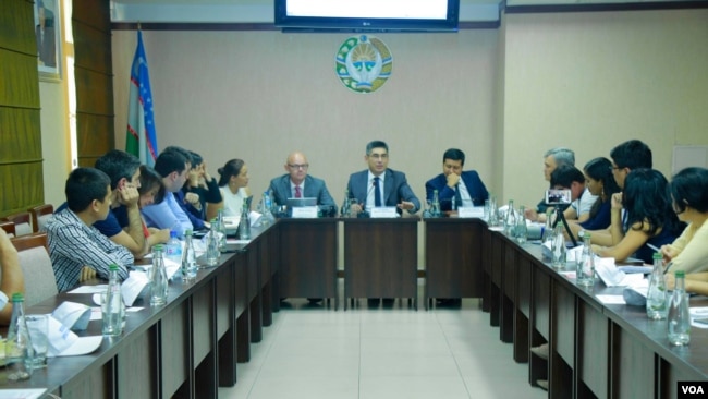 FILE - Uzbekistan’s Labor Minister Sherzod Kudbiyev, center, speaks about forced labor in cotton fields, at a press conference with local and foreign journalists, Tashkent, Uzbekistan, Sept. 8, 2018. (N. Imamova/VOA)