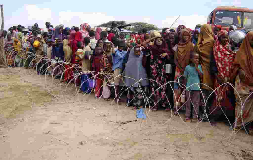Somalíes del sur de Somalia esperan para ser admitidos en el campo de refugiados de Mogadishu.