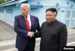 El presidente de EE.UU., Donald Trump, se reúne con el líder norcoreano Kim Jong Un en la zona desmilitarizada entre las dos Coreas, el domingo 30 de junio de 2019.