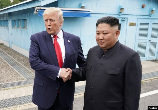 El presidente de EE.UU., Donald Trump, se reúne con el líder norcoreano Kim Jong Un en la zona desmilitarizada entre las dos Coreas, el domingo 30 de junio de 2019.