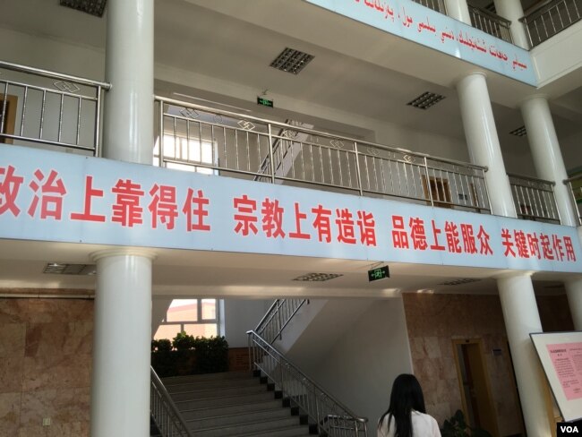 新疆的清真寺里 (美国之音叶兵拍摄)